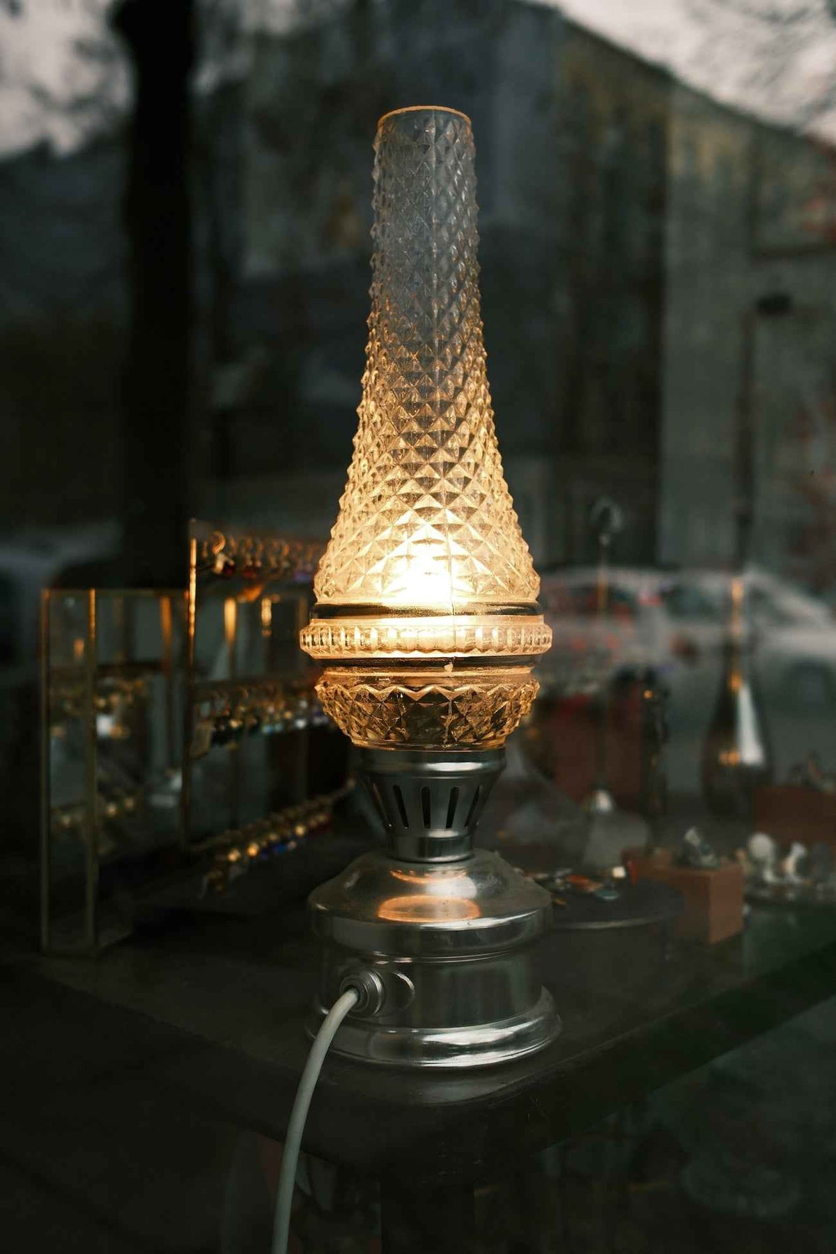Journey through Time with Vintage Lighting Decor and Historical Influences