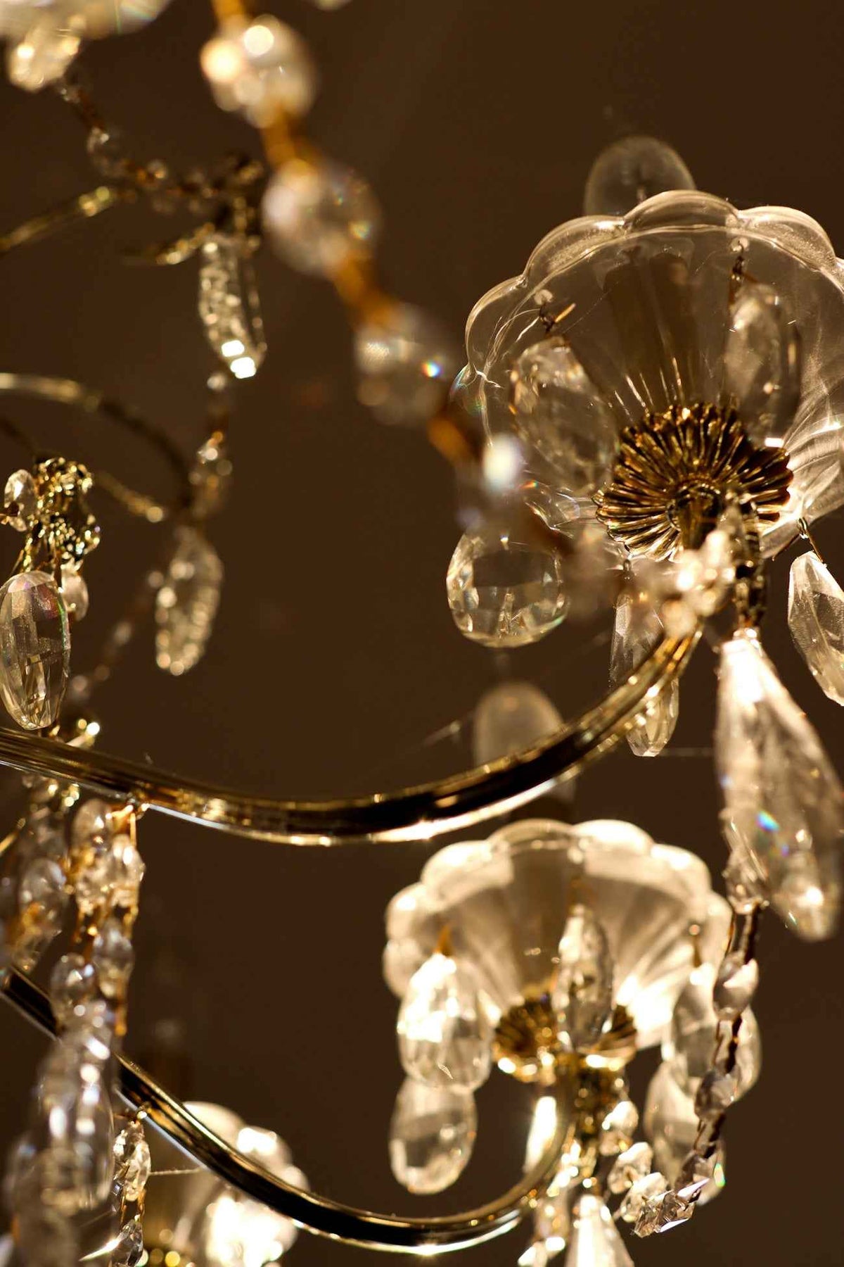 Comparative Guide to Glass Pendant Lighting and Crystal Chandeliers in Modern Decor